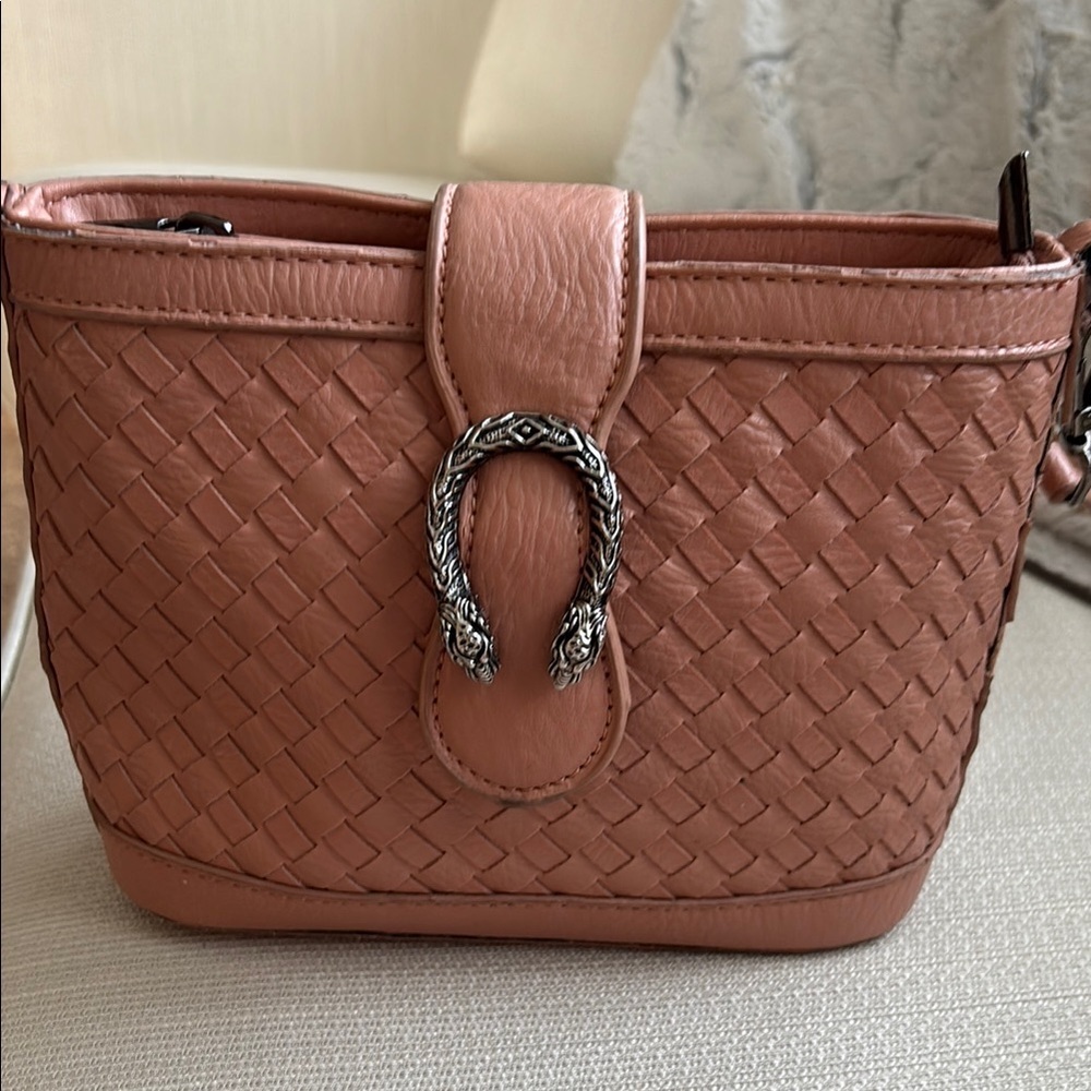 Chic Woven Crossbody Bag - Pink
